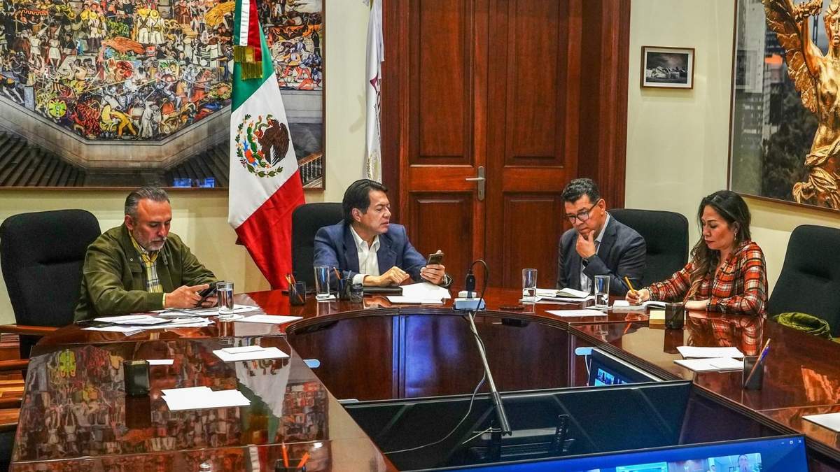 El secretario de Educación Pública, Mario Delgado Carrillo, en reunión de autoridades federales y estatales por las lluvias