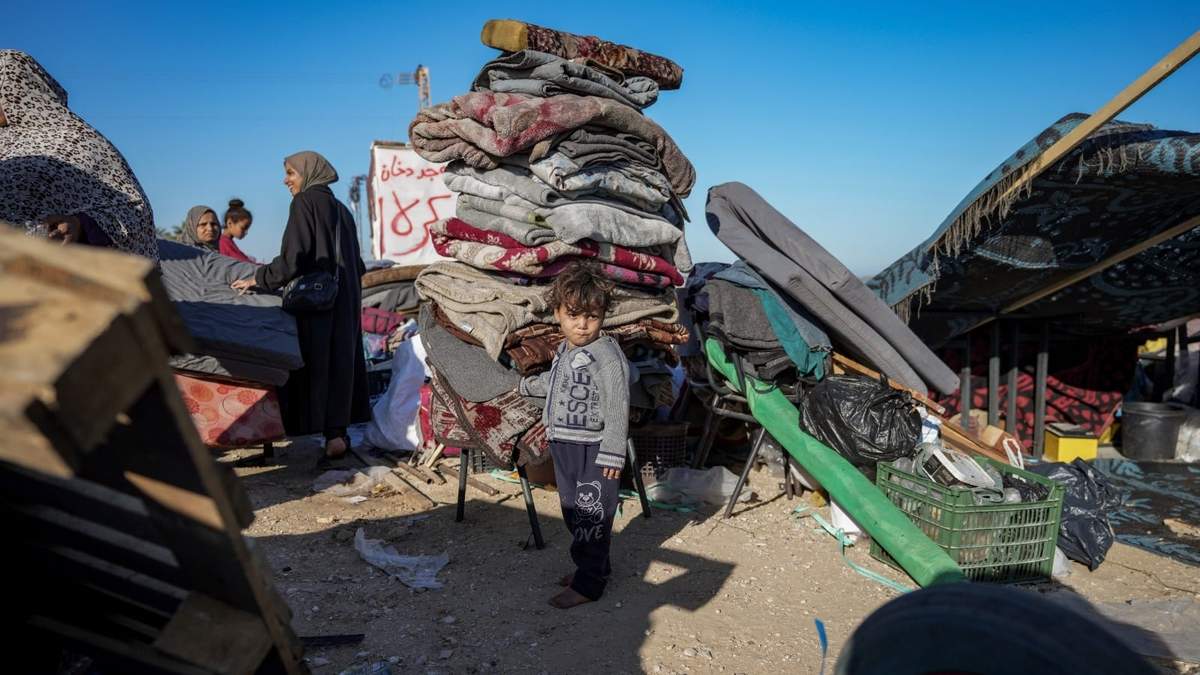 Palestinos desplazados llegan a Deir al Balah