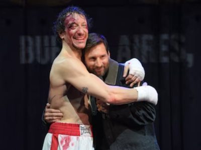 Un fenómeno: Lionel Messi paralizó la calle Corrientes tras asistir a la obra de Nico Vázquez, "Rocky"