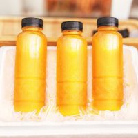 No tires las botellas de jugo vacías: hacé este macetero de lujo para tu patio o jardín