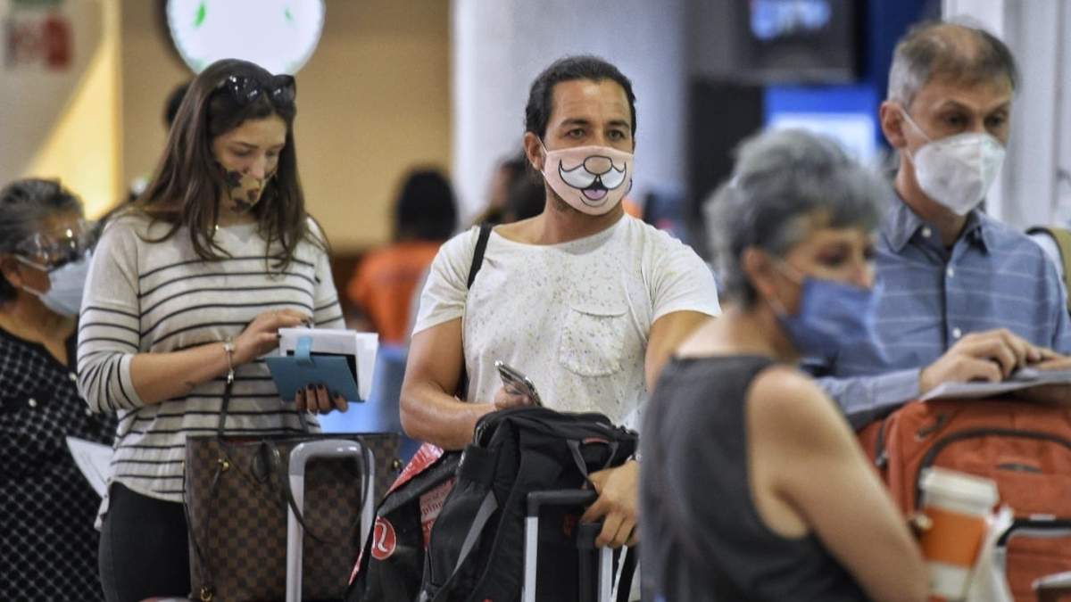 Vacacionistas en el aeropuerto capitalino