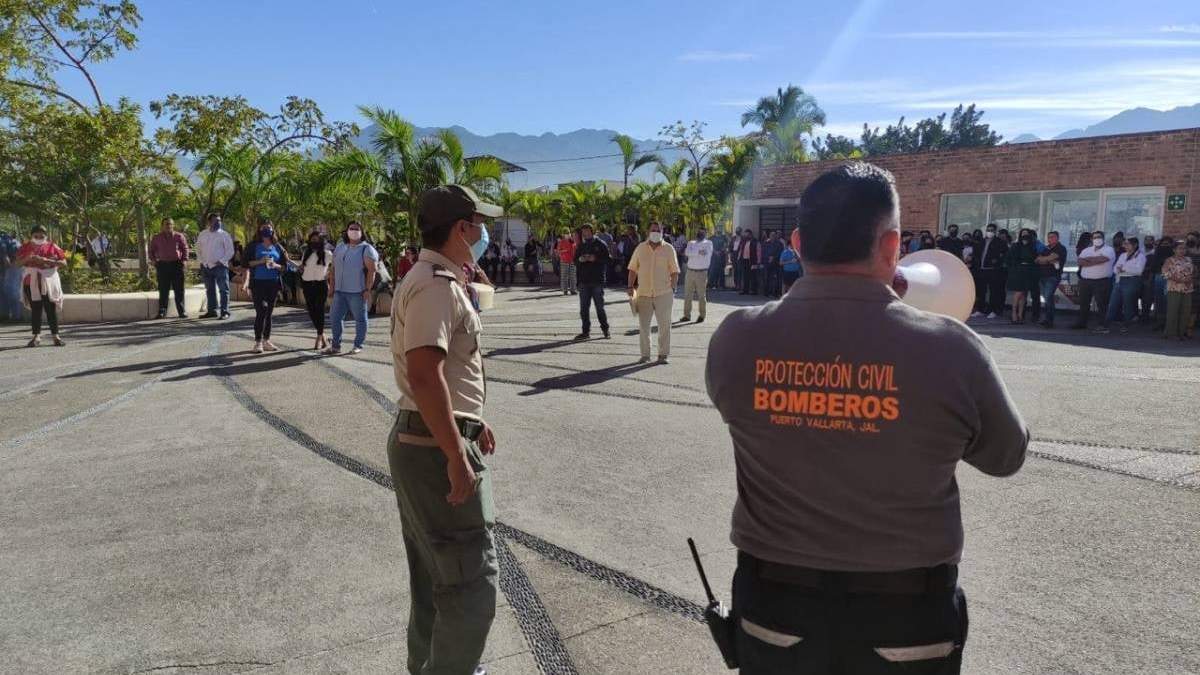 Desalojo en la Unidad Municipal Administrativa de Puerto Vallarta