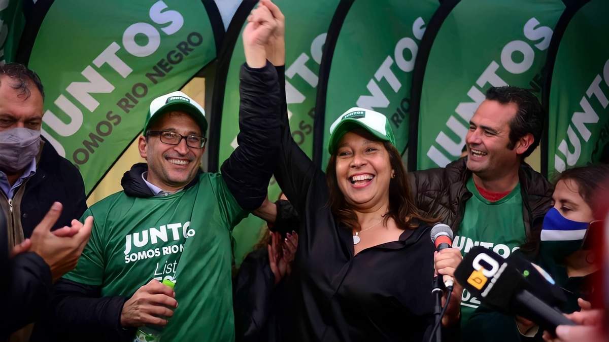 Agustín Domingo y Arabela Carreras festejan en Bariloche. Fuente: (Twitter)