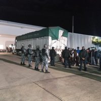 Aseguran a 102 migrantes centroamericanos que viajaban en un tráiler en Veracruz