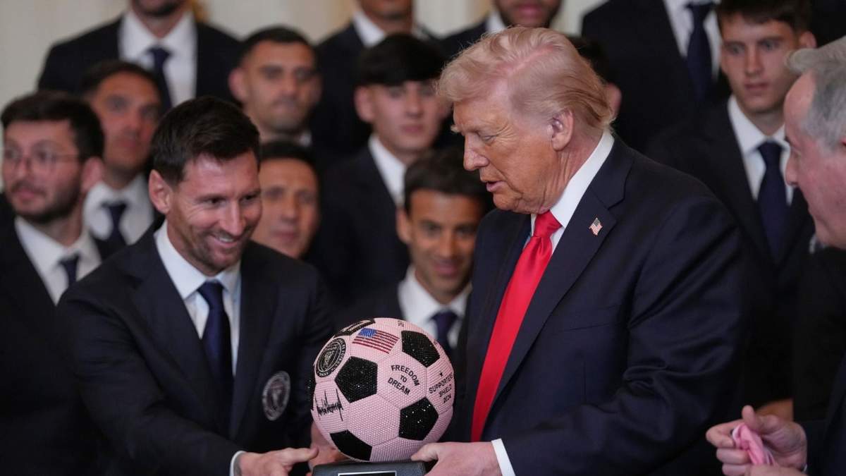 Trump recibe un trofeo de manos de Messi