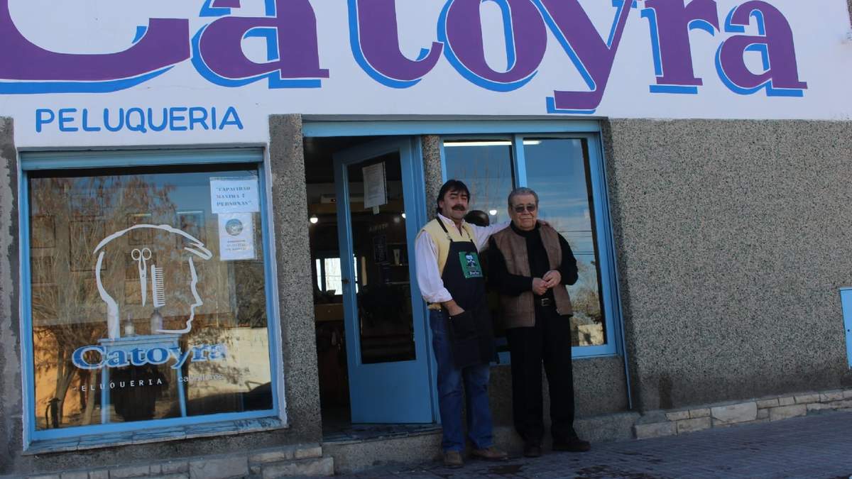 Pedro Herrero, padre e hijo, dos generaciones de peluqueros al frente de "Catoyra". Fuente: (Daniel Signorile).