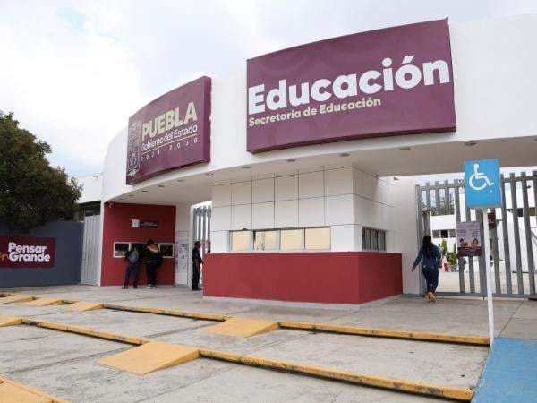 Docentes de telebachilleratos de Puebla denuncian que les adeudan seis quincenas
