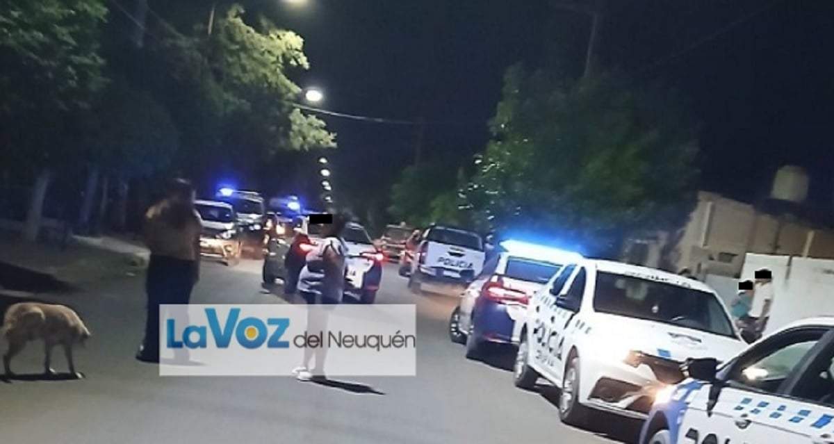 La Policía intervino en el domicilio de calle Santa Teresita del barrio Pampa y evitó que el sospechoso fuera linchado. Fuente (La Voz del Neuquén)