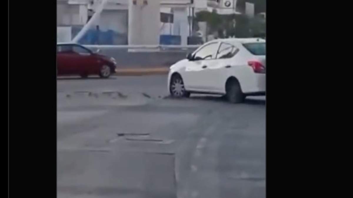 Vehículo dañado con ponchallantas cerca de la Glorieta de Colón, en Guadalajara