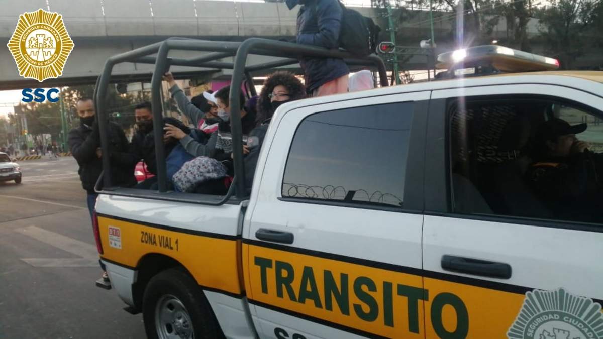 Patrullas de Tránsito trasladan a usuarios del Metro