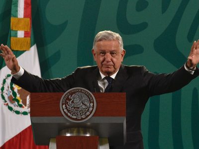 Me quedan seis años de gobierno... porque trabajo el doble: AMLO