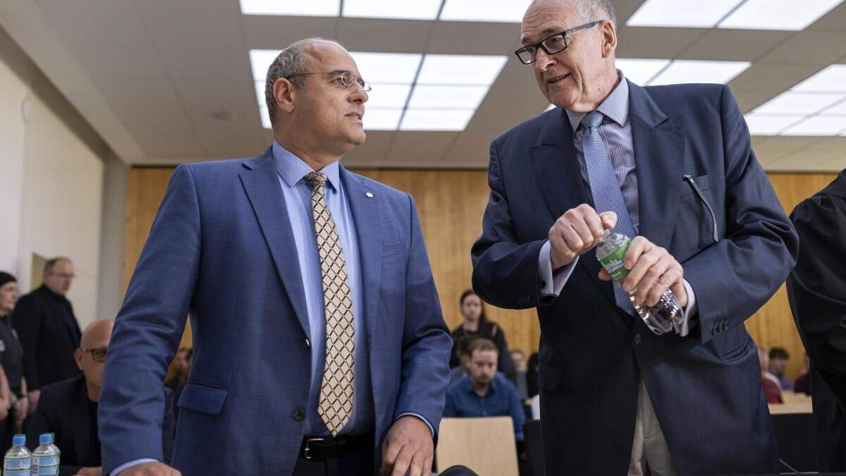 El viceportavoz federal del partido Alternativa por Alemania (AfD) Peter Boehringer, a la izquierda, y el asesor de la junta ejecutiva federal de AfD Roman Reusch se ven en la sala de una corte antes del veredicto en la apelación por la clasificación de AfD como posible caso de extremismo, en la Corte Administrativa Suprema del estado de Renania del Norte-Westfalia en Muenster, Alemania, el lunes 13 de mayo de 2024. La corte administrativa falló a favor del servicio de inteligencia que había hecho la designación