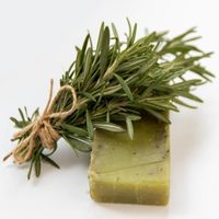 Jabón de romero y miel hecho en casa: con ingredientes naturales para cuidar tu piel y sin gastar fortuna en hacerlo