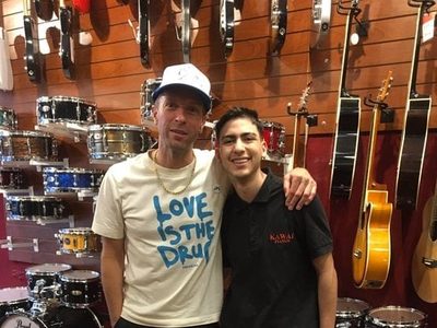 Chris Martin, cantante de Coldplay, improvisó un concierto en tienda de música en Argentina
