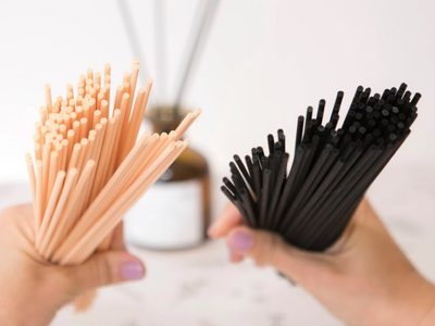 Dejá de tirar las varillas de difusores gastadas, mirá el increíble uso que les podés dar en tu ropero o habitación