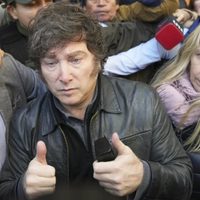 Arzobispo critica políticas de austeridad de Argentina durante ceremonia religiosa frente a Milei