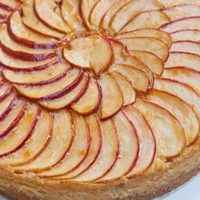 Torta invertida de manzana en licuadora y sartén: poné la pava y acompañá la merienda con esta tremenda receta