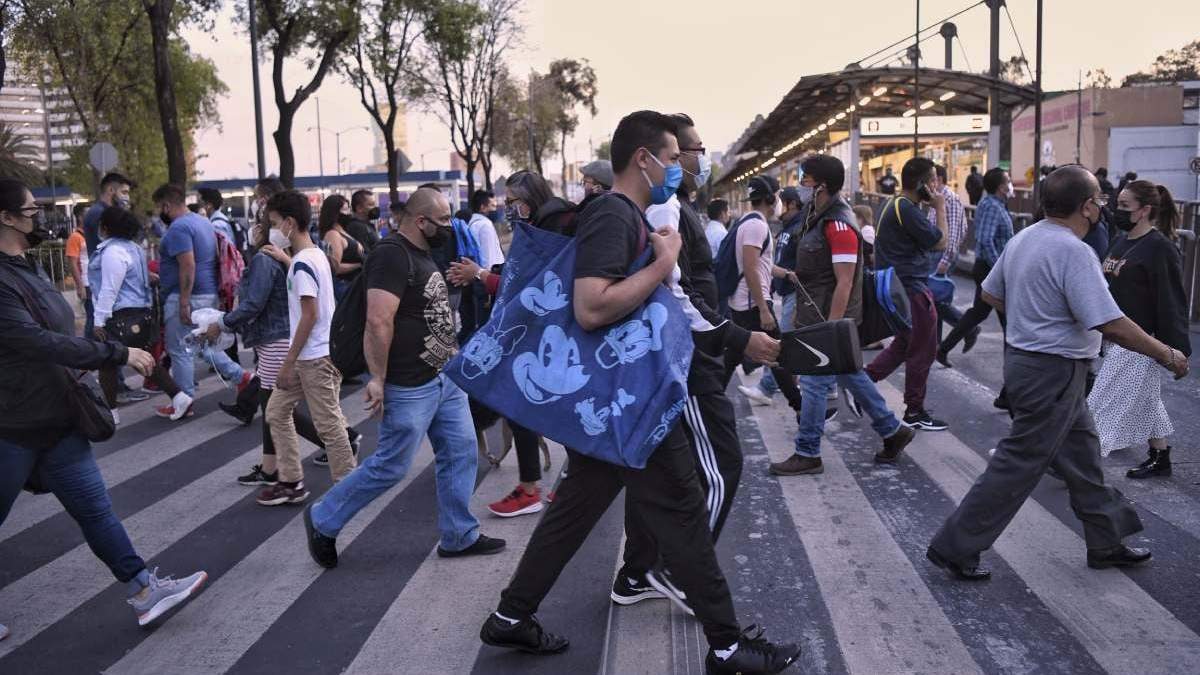 Capitalinos con cubrebocas inundan las calles de la CDMX. Foto: Octavio Gómez
