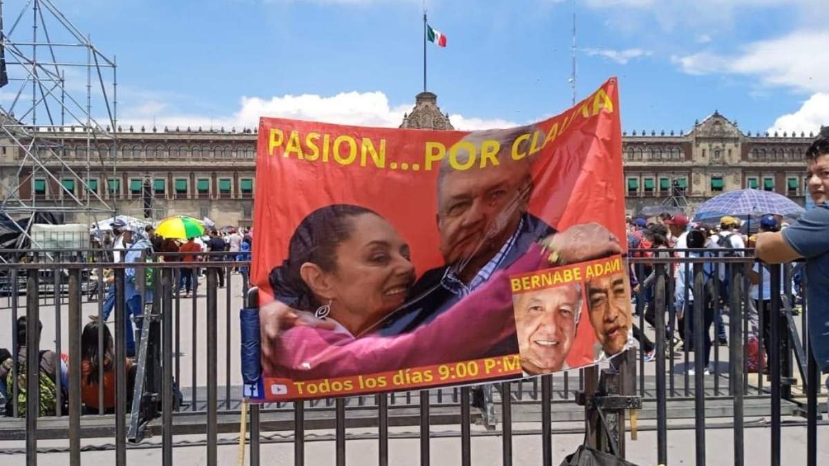 Una manta con Claudia Sheinbaum y López Obrador en el Zócalo