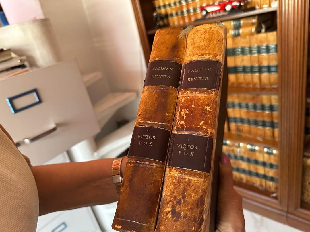 Las historietas de Kalimán encuadernadas en el archivo de Víctor Fox. Foto Niza Rivera.