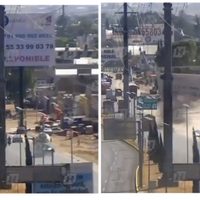 Camión se queda sin frenos, choca contra vehículos y colapsa un espectacular (Videos)
