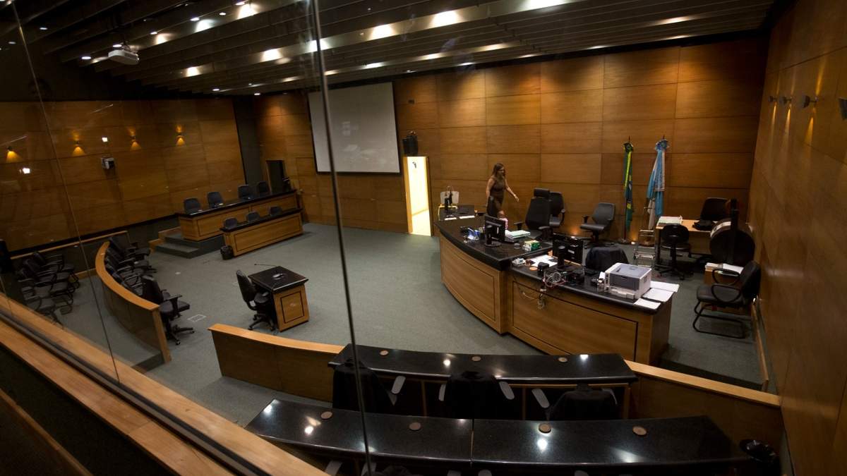 La sala del tribunal está desierta antes del comienzo del juicio a Mario Santoro en Río de Janeiro, 19 de septiembre de 2018
