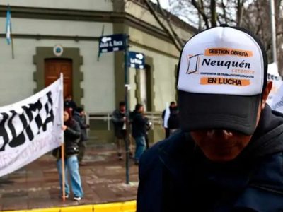 Obreros de Cerámica Neuquén marcharon para exigir respuestas tras el corte de energía que paraliza la producción de la fábrica.