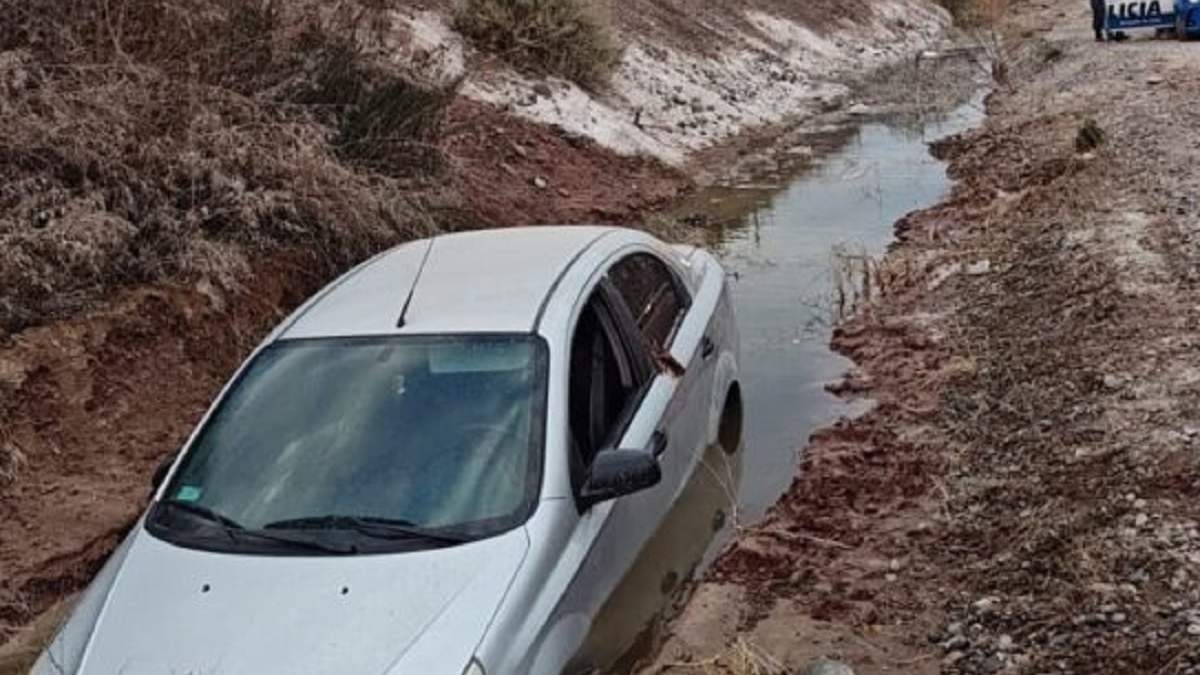 El Chevrolet Aveo quedó dentro del desagüe que corre paralelo a la ruta 7. Fuente (Centenario Digital)