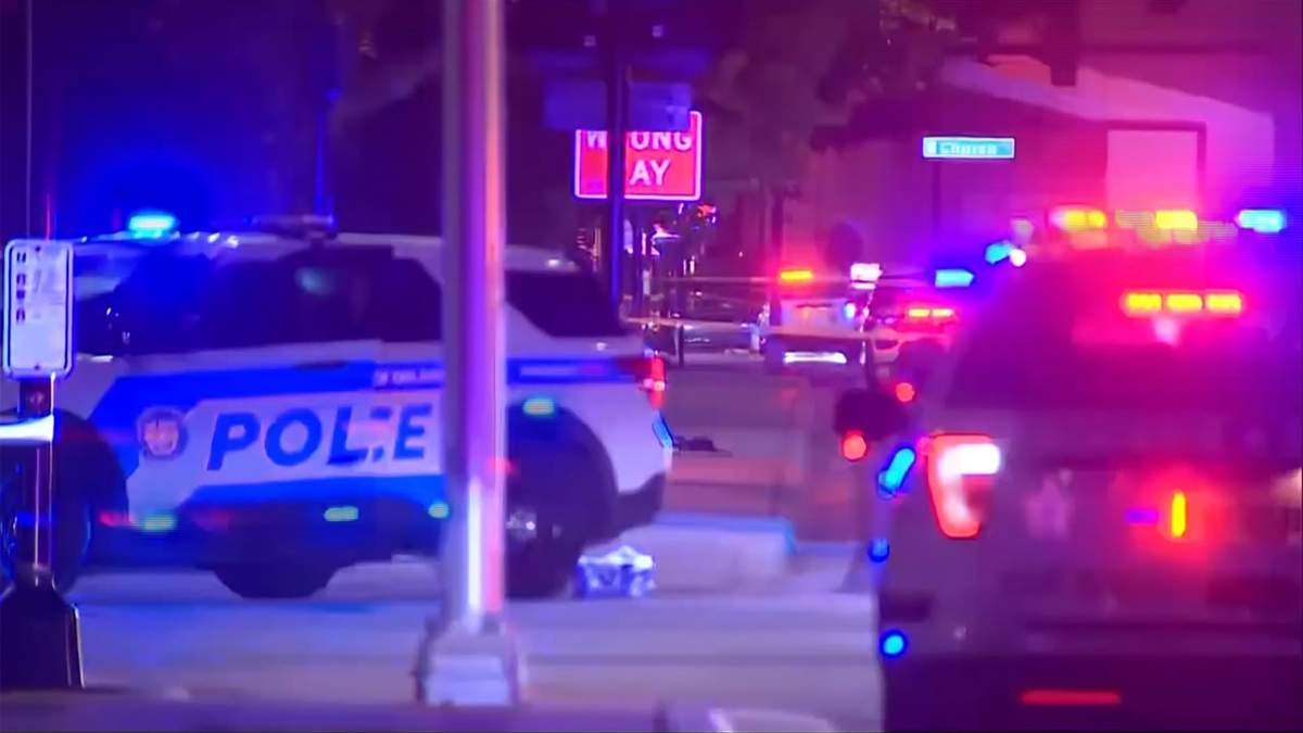 Vehículos de emergencia cerca del lugar donde un sujeto hirió a tiros a dos agentes en Orlando, Florida