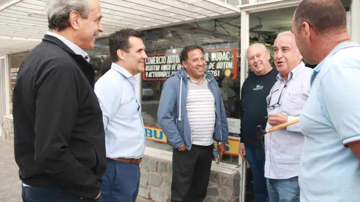 Daniel Figueroa junto con Darío Martínez y comerciantes de la zona oeste de la capital. Fuente: (Facebook).