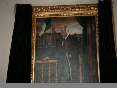 Así develó AMLO su retrato en Palacio Nacional (Video)
