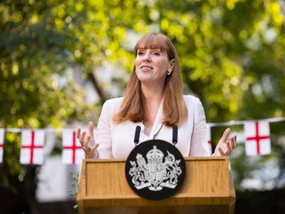 En medio de un escándalo, renunció la viceprimera ministra de Reino Unido