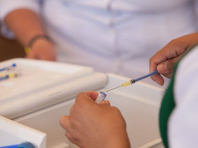 ¿La vacuna contra covid-19 provoca cambios en la menstruación? Expertos se contradicen