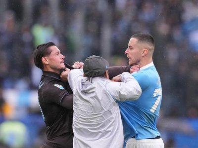 Napoli vence 2-0 a la Lazio, pero el partido acaba en caos con tres tarjetas rojas (Video)