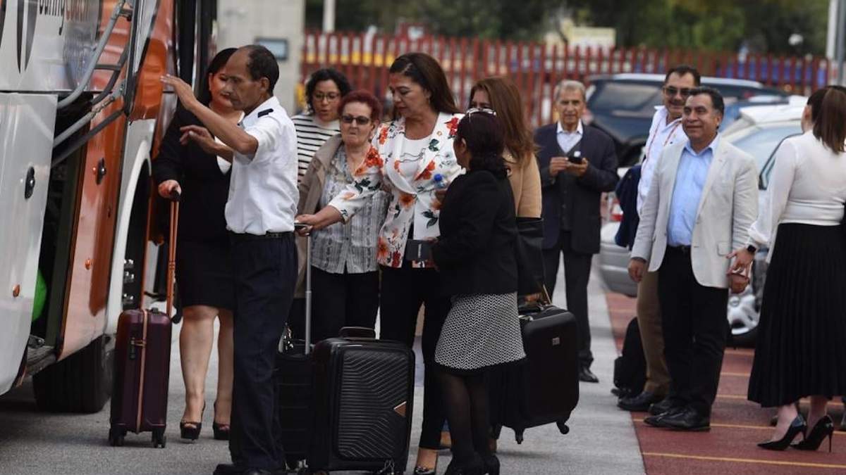 Los legisladores morenistas fueron trasladados en autobús a los hoteles en donde permanecerán concentrados