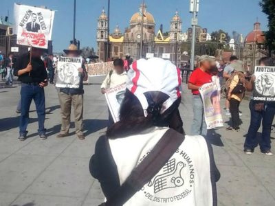 Padres de los 43 de Ayotzinapa y policías se enfrentan a la entrada de la Basílica