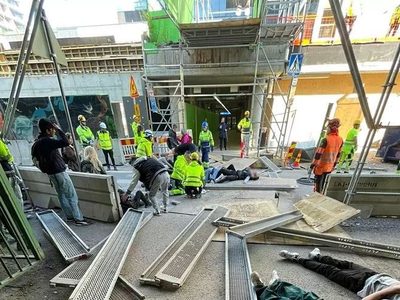 El desplome de un puente deja 24 heridos, en su mayoría niños