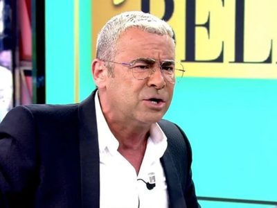 Nadie se salva: Jorge Javier Vázquez se enfrasca en fuerte cruce con su invitado en “Sábado Deluxe”