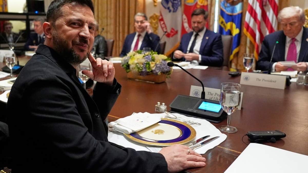 El presidente ucraniano sonríe antes de un almuerzo con el presidente Donald Trump (de derecha a izquierda), el vicepresidente J. D. Vance y el secretario del Tesoro, Scott Bessent, en la Sala del Gabinete de la Casa Blanca