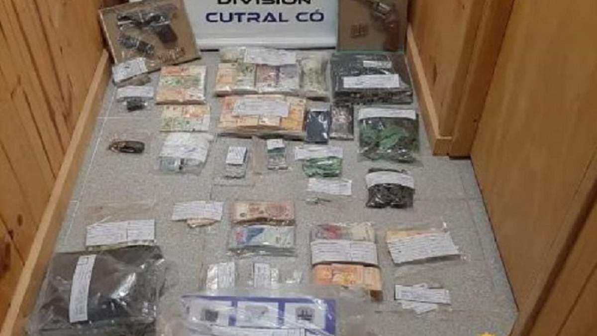 Importante cantidad de dinero en efectivo y estupefacientes incautados. Fuente: (Policía de Neuquén)