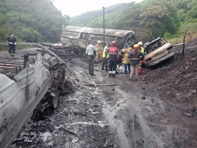 Pipa cargada de combustible explota en la Chilpancingo-Iguala; hay ocho muertos (Video)