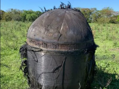 Sorpresa en el Chaco: cayó un extraño objeto volador en medio de un campo