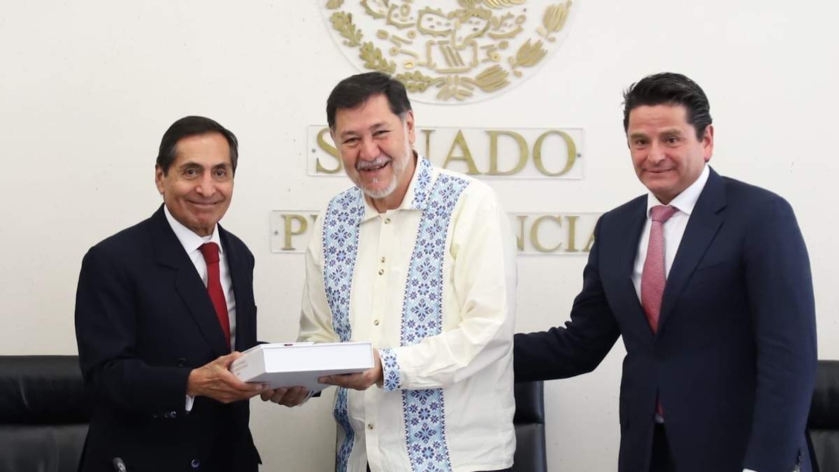 Rogelio Ramírez de la O entrega el Paquete Económico 2025 a Gerardo Fernández Noroña