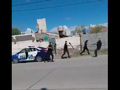Vecinos de Las Plateas enfrentaron a piedrazos a la Policía para impedir una detención