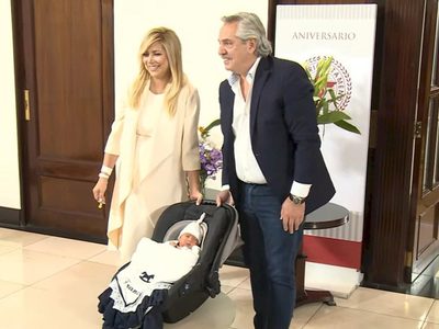 Alberto Fernández y Fabiola Yañez presentaron en público a Francisco