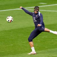 Mbappé se está adaptando a su máscara antes del partido de Francia ante Polonia