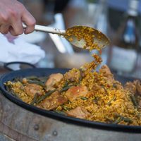 Clase magistral de paella valenciana frente a la cordillera mendocina