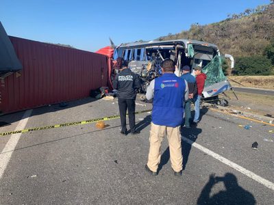 Choca autobús y tráiler en carretera de Michoacán; hay militares entre los 19 heridos