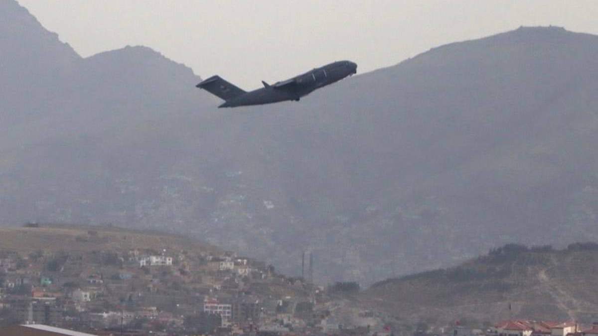 Avión militar estadunidense despega del Aeropuerto Internacional Hamid Karzai en Kabul