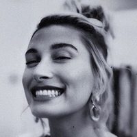 "Miss November": Hailey Bieber se levanta la remera y no deja nada a la imaginación
